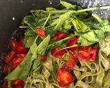 Foto del paso 3 de la receta: Fettuccine de espinacas con tomates cherry, Rúcula en salsa Blanca
