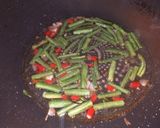 Foto langkah ke 2 dari resep Sarden asam dengan lokio dan kacang panjang.
