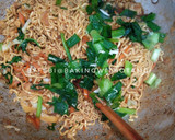 Foto langkah ke 5 dari resep Mie Goreng Jawa.