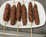 Foto del paso 2 de la receta: Pinchos de carne molida, papas al horno y ensalada fresca