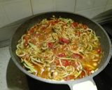 Foto del passaggio 3 della ricetta Spaghetti di zucchine con sughetto di pomodorini freschi