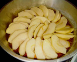 Foto del paso 2 de la receta: Torta de manzana 🍎 invertida con 1 solo huevo