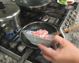 A picture of step 2 of 爆蔥辣椒豬片Green onion hot pepper pork.