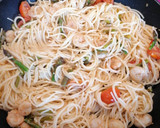 Foto del paso 4 de la receta: Espaguetis con espárragos y gambas