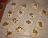Foto del paso 4 de la receta: Pancitos saborizados relleno de chorizo