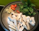 Hình bước làm 1 của món Nấm đùi gà xào húng quế