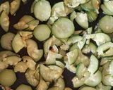 Foto del passaggio 2 della ricetta Riso ai 3 cereali con zucchine e tonno