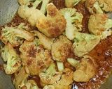 A picture of step 9 of Cauliflower green peas curry.