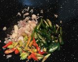 Foto langkah ke 2 dari resep Oseng cumi cabe hijau.