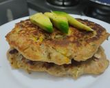 Foto del paso 5 de la receta: Pancakes🥯salados de vegetales🍗rellenos🫑de pollo y queso🧀🥑🧅