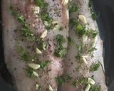 Foto del paso 1 de la receta Lubina en papillote a la sartén con hierbas aromáticas y jamón