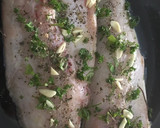 Foto del paso 1 de la receta: Lubina en papillote a la sartén con hierbas aromáticas y jamón
