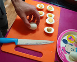 Foto del paso 2 de la receta: Huevos rellenos con langostinos y salmón ahumado