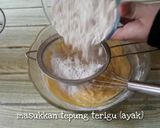 Foto langkah ke 2 dari resep Kue semprit lapis coklat.