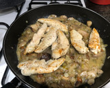 Foto del paso 6 de la receta: Setas salteadas con ajetes tiernos y solomillo de pechuga de pollo