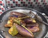Foto langkah ke 3 dari resep Semur Ayam Terong Telur.