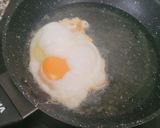 Foto del paso 3 de la receta: Patatas chips con huevos fritos y gambas al ajillo