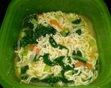 Foto langkah ke 2 dari resep Mie instan tumis sawi.