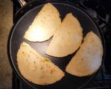 Foto del paso 5 de la receta: Quesadillas de Flor De Calabaza