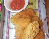 Foto langkah ke 4 dari resep Kreasi risol indomie goreng.