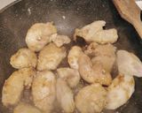 Foto del passaggio 2 della ricetta Pollo con pinoli e uvetta