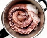 Foto del paso 1 de la receta: Guiso de garbanzos con rejos y tomate 🍲🍅🐙