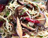 รูปขั้นตอนการทำที่ 3 ของ หมี่ซั่วคั่วพริกแห้งเห็ดหอม 🍄
