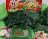 Foto langkah ke 1 dari resep Mie Kuah Sayur Daun Katuk (Mie instan).