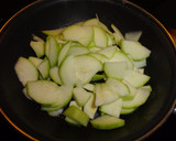 Foto del paso 3 de la receta: Tortilla de calabacín y gambitas