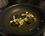 Foto del paso 3 de la receta: Espaguettis en salsa de aceitunas