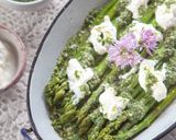 Foto del passaggio 3 della ricetta Asparagi verdi con stracciatella e pesto di ciuffi di carote