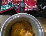 Gambar langkah 1 resipi Ayam goreng kari pedas.