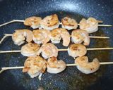 Foto del paso 4 de la receta Brochetas de langostinos con mahonesa de ajo un poco "amariscada