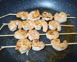 Foto del paso 4 de la receta: Brochetas de langostinos con mahonesa de ajo un poco "amariscada
