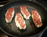 Foto del paso 2 de la receta: Salchichas especiadas caseras sin tripa con patata y maíz
