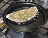 Foto del paso 6 de la receta: Tortilla tipo omelette de apio rellena de cebolla caramelizada y queso azul