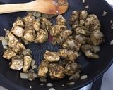 Une image de l'étape 10 de Filet de poulet aux tomates, épices, coriandre et jus de rhubarbe rose.