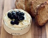 Hình bước làm 2 của món 💚 Phô Mai Camembert Nướng Topping Nam Việt Quốc Khô & Siro Phong (Vegetarian)