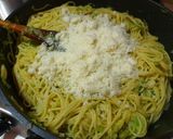 Pas rețetă Spaghetti cu dovlecel, flori de dovlecel și șofran 2 fotografie