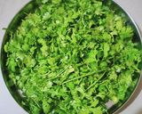 हरे धनिए की चटनी (hare dhaniye ki chutney recipe in Hindi) रेसिपी चरण 1 फोटो