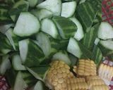Foto langkah ke 1 dari resep Sayur Bening Oyong Jagung.