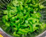 Foto langkah ke 2 dari resep Tumis Paria Kecap.