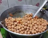 A picture of step 6 of Punjabi chole.