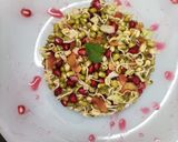 A picture of step 4 of Mung bean sprouts salad.