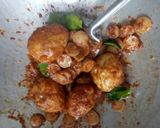 Foto langkah ke 5 dari resep Telur bulat dan sosis ayam balado.