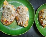 A picture of step 3 of Cheesy corn garlic bread pizza.