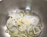 Foto del paso 2 de la receta: Calamares en su tinta con arroz 🍚