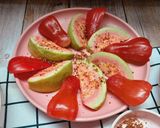 Hình bước làm 2 của món Ổi hồng và mận lắc muối xí muội