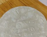 Pizza z tuńczykiem na tortilli krok przepisu 2 zdjęcie