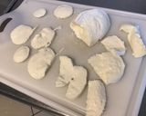 Une image de l'étape 3 de Salade de tomates à l oignon rouge et mozzarella di buffala.